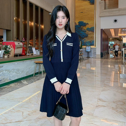 奢姿大码女装2025秋季时尚减龄撞色翻边V领气质简约针织连衣裙9853869908 商品图4