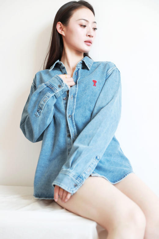 霓红配上那抹蓝，初识般美好。水洗复古丹宁宽松牛仔外套C082060 商品图10