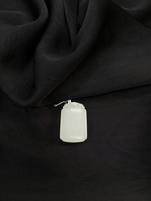 【于田产和田羊脂白无事牌挂件】编号D18642  37*24   16.7克，出证书，发货1~5天，48小时鉴赏期 商品图0