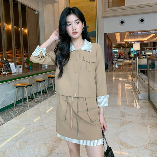 奢姿大码女装2025秋季时尚条纹装饰短外套套装胖妹妹休闲两件套9953935187 商品图1