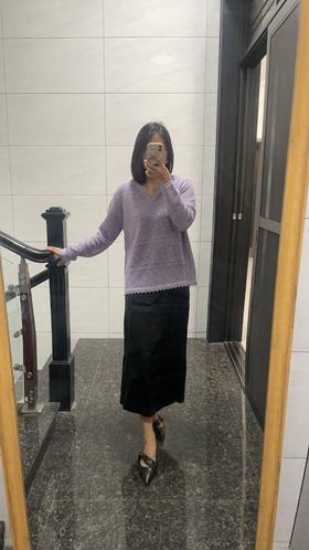 邂逅温柔紫！镂空针织衫搭配黑色半裙，美出新高度