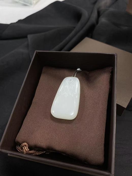 【于田产和田羊脂白无事牌挂件】编号A79710  44*24  20.9克，出证书，发货1~5天，48小时鉴赏期 商品图3