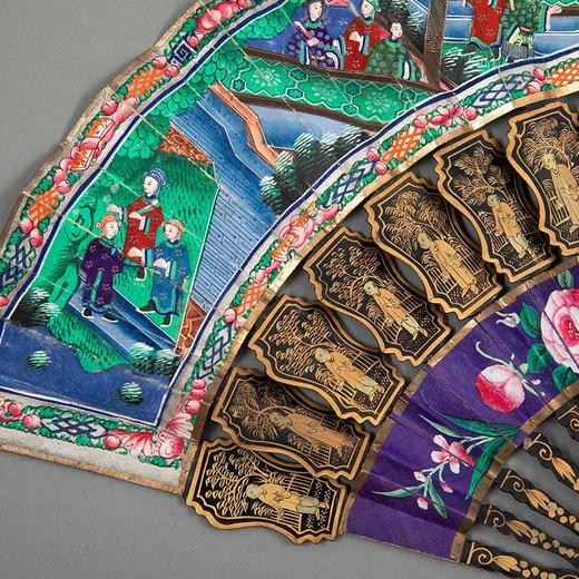 独角鹿西洋古董1850年代中国广东十三行出品人物纹黑漆描金竹扇骨装饰花鸟官邸主题纸本彩绘双扇面折扇 商品图1