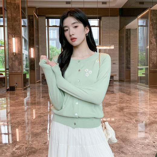 奢姿大码女装2025秋季时尚雏菊刺绣上衣胖妹妹清新减龄针织开衫9653669901 商品图1