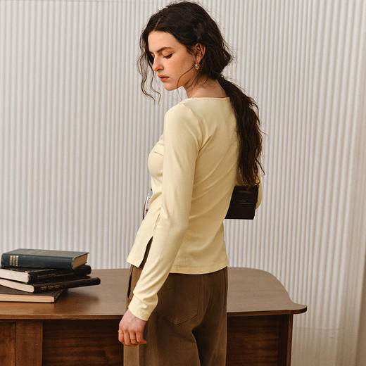 OLrain欧芮儿2025新款女秋季法式温柔设计感弧形领长袖打底T恤 商品图3