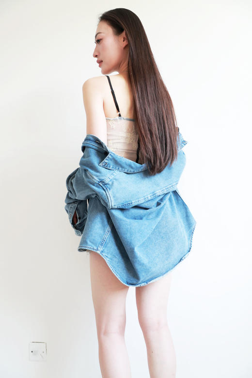 霓红配上那抹蓝，初识般美好。水洗复古丹宁宽松牛仔外套C082060 商品图9