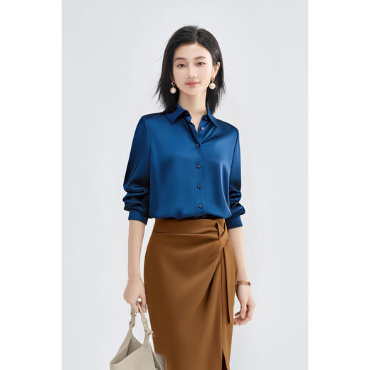 剩M/L/XL/XXL 「靛蓝醋缎」衬衫  “会呼吸” 的光泽感 经典衬衫领与利落排扣 对各种身形都友好包容 米思阳2025新款高级感醋纤衬衫缎面通勤OL宽松直筒上衣女4302 商品图3