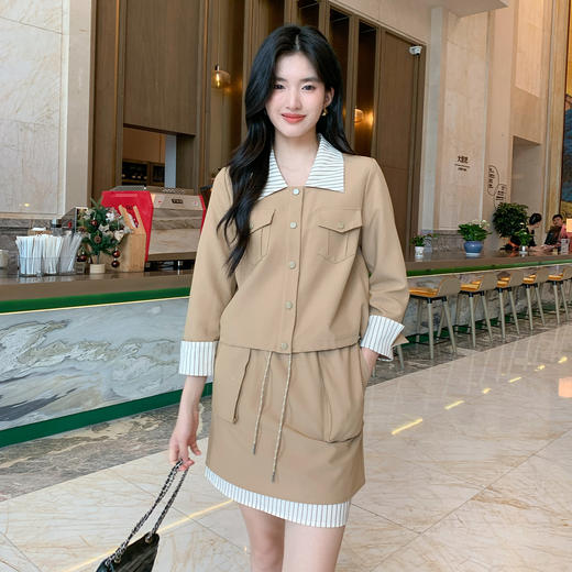 奢姿大码女装2025秋季时尚条纹装饰短外套套装胖妹妹休闲两件套9953935187 商品图0