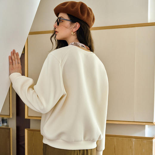 OLrain欧芮儿法式丝巾搭配刺绣圆领卫衣女秋季2025新款奶杏色上衣 商品图3