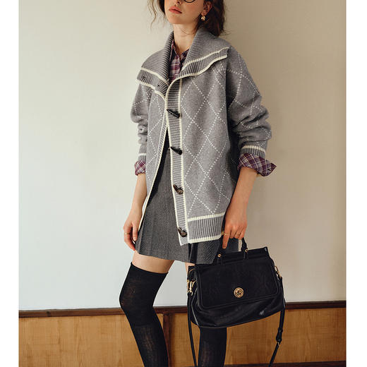 OLrain欧芮儿2025新款女秋季灰色大翻领菱格提花毛针织开衫上衣 商品图2