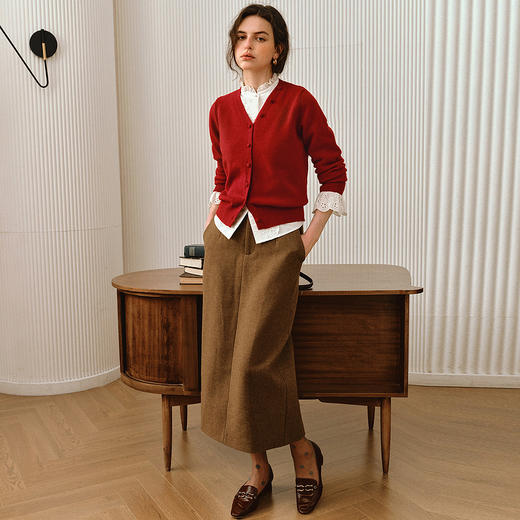 OLrain欧芮儿2025新款女秋季法式红色毛针织V领开衫围脖两件套 商品图0