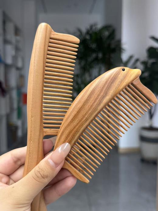 《桃木系列-桃木梳》带柄桃木梳/海豚桃木梳：齿体圆润，手感舒适，100%纯桃木质感满满 商品图0