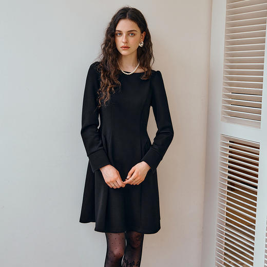 OLrain欧芮儿黑色一字领收腰显瘦赫本风秋季2025新款高级感连衣裙 商品图0