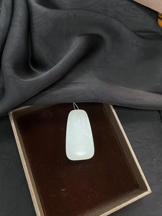 【于田产和田羊脂白无事牌挂件】编号A79710  44*24  20.9克，出证书，发货1~5天，48小时鉴赏期 商品图4