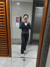 酷飒出行 | 黑色拉链外套与直筒长裤的简约适配