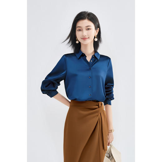 剩M/L/XL/XXL 「靛蓝醋缎」衬衫  “会呼吸” 的光泽感 经典衬衫领与利落排扣 对各种身形都友好包容 米思阳2025新款高级感醋纤衬衫缎面通勤OL宽松直筒上衣女4302 商品图0