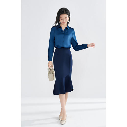 剩M/L/XL/XXL 「靛蓝醋缎」衬衫  “会呼吸” 的光泽感 经典衬衫领与利落排扣 对各种身形都友好包容 米思阳2025新款高级感醋纤衬衫缎面通勤OL宽松直筒上衣女4302 商品图4