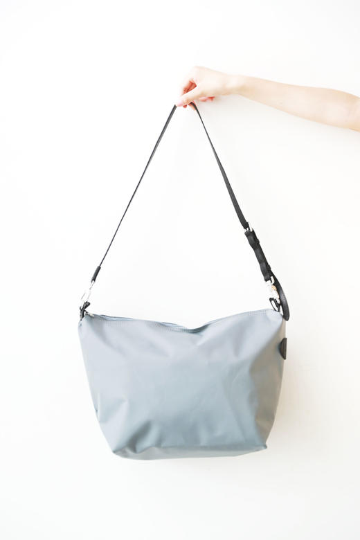 财阀千金hobo包，金属五金设计。大容量拉链闭合单肩背包C082068 商品图7