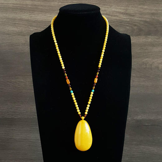 【天然正品】天然无杂裂水滴型满蜜鸡油黄蜜蜡吊坠项链57.0*33.3*14.7MM（皆取最大值）链长：35CM中性现售价：1180特价！100825NJM16 商品图7