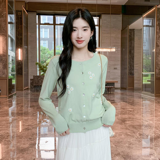 奢姿大码女装2025秋季时尚雏菊刺绣上衣胖妹妹清新减龄针织开衫9653669901 商品图0