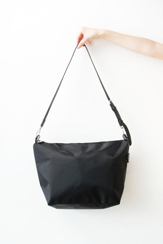 财阀千金hobo包，金属五金设计。大容量拉链闭合单肩背包C082068 商品图9