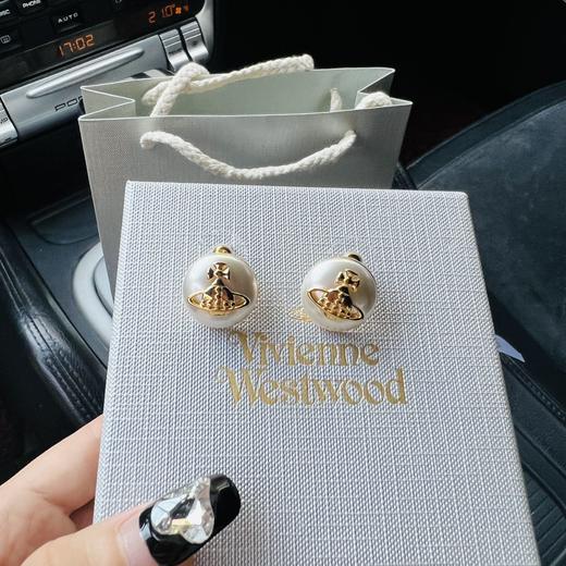 G350薇薇安西太后新品浮雕土星珍珠耳钉 商品图0