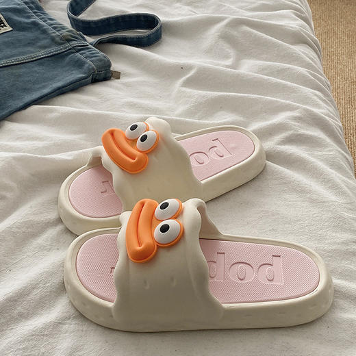 【百搭时尚❗️踩屎感软底拖鞋】亲肤透气「久穿不累」立体卡通轻盈可爱不闷脚，软底夏季学生宿舍，居家外穿拖鞋男女款L 商品图3