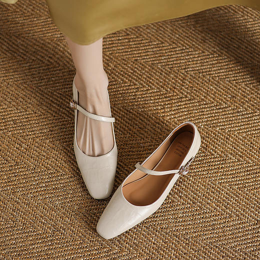 【预售5天】米白色浅口玛丽珍鞋女新款一字带粗跟方头法式绝美单鞋DS&1672 商品图1