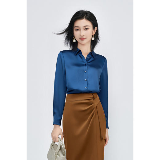 剩M/L/XL/XXL 「靛蓝醋缎」衬衫  “会呼吸” 的光泽感 经典衬衫领与利落排扣 对各种身形都友好包容 米思阳2025新款高级感醋纤衬衫缎面通勤OL宽松直筒上衣女4302 商品图2