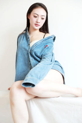 霓红配上那抹蓝，初识般美好。水洗复古丹宁宽松牛仔外套C082060