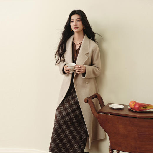 【严选】诗凡黎绵羊毛翻领双排扣毛呢外套2025秋新款赫本风长款双面呢大衣7G8470301 商品图4