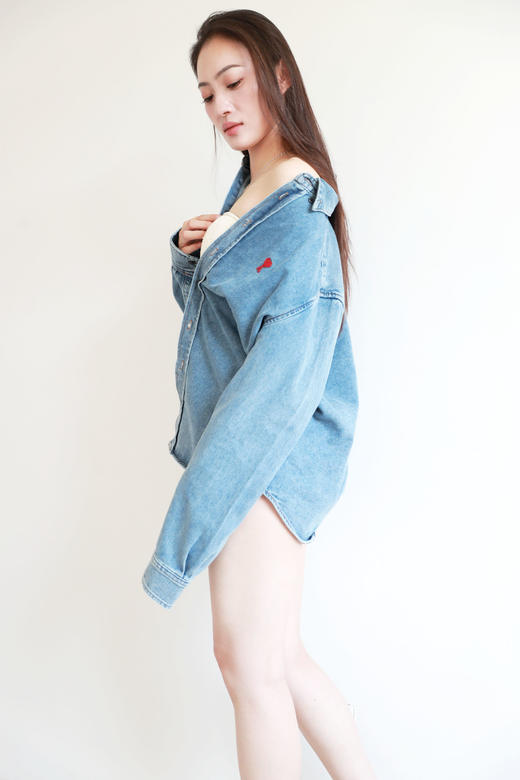 霓红配上那抹蓝，初识般美好。水洗复古丹宁宽松牛仔外套C082060 商品图7