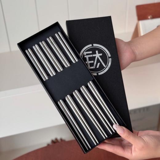 URYAU悠雅 纯钛筷子礼盒5双装 隔热防烫耐高温，耐用不易腐蚀，防滑设计夹取稳当，一体成型无缝一接，每一餐都是仪式感！ 商品图2