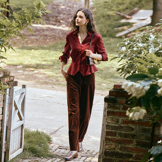 OLrain欧芮儿2025新款女秋季气质复古红通勤收腰灯芯绒翻领衬衫 商品图0