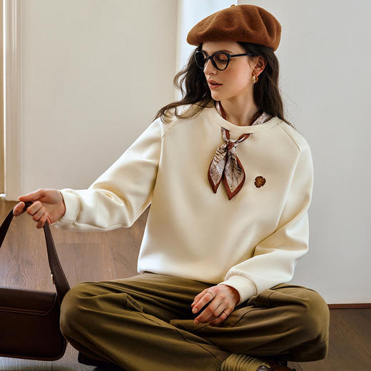 OLrain欧芮儿法式丝巾搭配刺绣圆领卫衣女秋季2025新款奶杏色上衣 商品图2