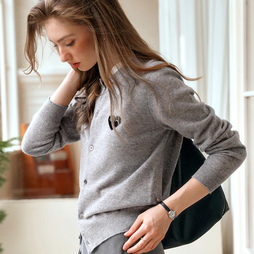 欧芮儿法式灰色针织开衫女小外套秋季2025年新款爱心章仔气质上衣 商品图2