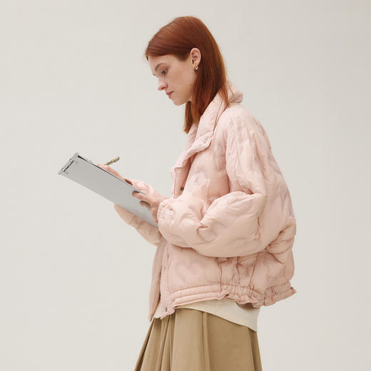 谜底羽绒服女2025秋季新品H型灰粉色调M字压印轻盈时髦253MY1046 商品图1