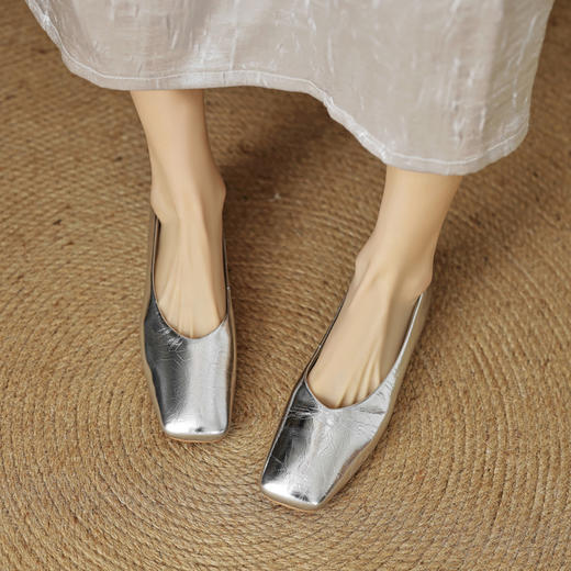 【预售5天】超软皮银色方头浅口单鞋，平底软底奶奶鞋法式复古瓢鞋OFSM&OFSM6958 商品图2