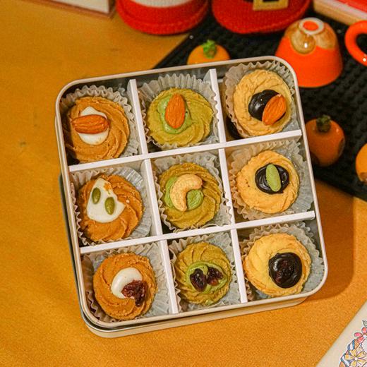 【三色巧心曲奇礼盒】选用比利时进口巧克力，搭配营养坚果，口感丰富诱人~香港48年曲奇手艺，0添加，采用新西兰安佳黄油，纯手工现做现卖~入口即化，味道纯正~（新鲜现做，下单2天内发货） 商品图1