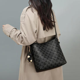 【预售3天】2025春夏新款斜挎包时尚高级感大容量单肩大包箱包水桶包包女式V91714