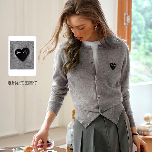 欧芮儿法式灰色针织开衫女小外套秋季2025年新款爱心章仔气质上衣 商品图0