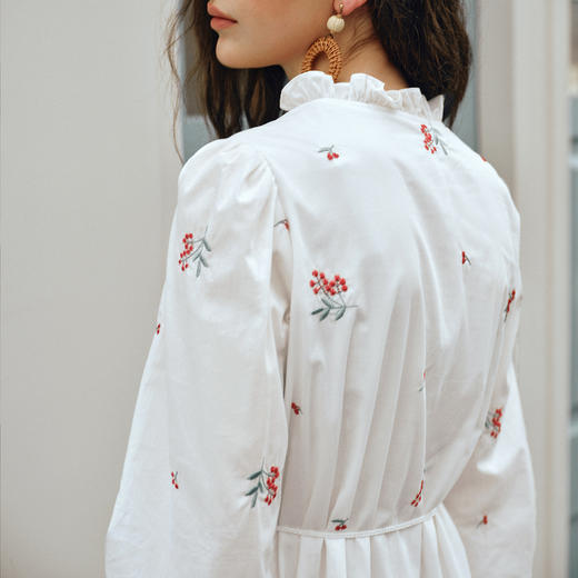 OLrain欧芮儿2025新款女秋季绣花白色法式度假连衣裙流苏绑带长裙 商品图2