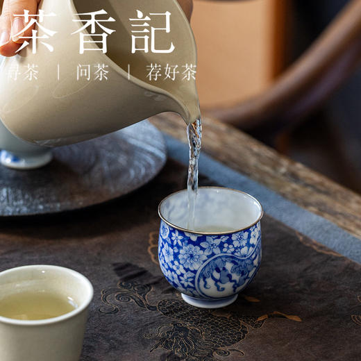 茶香记岩墨山房青花梅花杯茶杯60ml景德镇陶瓷主人杯青花茶室茶具 商品图3