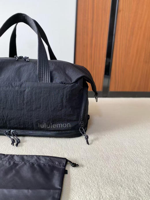 原单正品 lulu新款Gym Duffle Bag健身包/运动包
容量:30L.
尺寸:46*27*20
可手提斜挎.搭配提手和可拆卸肩带. 商品图6