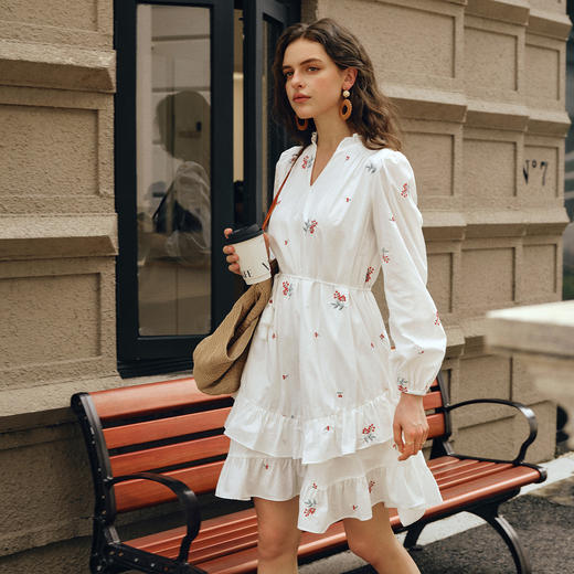 OLrain欧芮儿2025新款女秋季绣花白色法式度假连衣裙流苏绑带长裙 商品图0