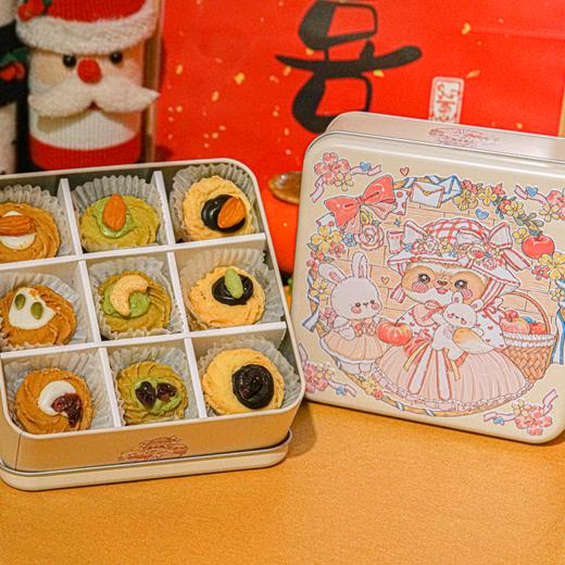 【三色巧心曲奇礼盒】选用比利时进口巧克力，搭配营养坚果，口感丰富诱人~香港48年曲奇手艺，0添加，采用新西兰安佳黄油，纯手工现做现卖~入口即化，味道纯正~（新鲜现做，下单2天内发货） 商品图2