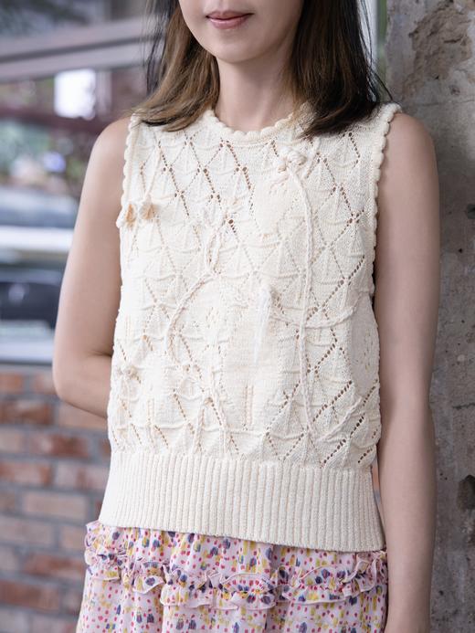 TYNVIE 手工编织钩针纹理花卉钻石图案背心-奶油色 商品图0