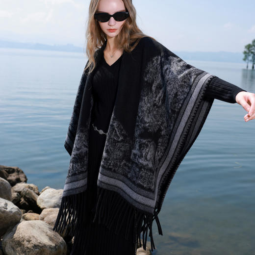 三彩2025新款黑色腰果花民族风时髦外搭披肩保暖流苏松弛出片百搭 商品图2