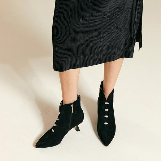 千百度羊皮细高跟时装靴女复古钻扣踝靴洋气小短靴子A25552132 商品图2