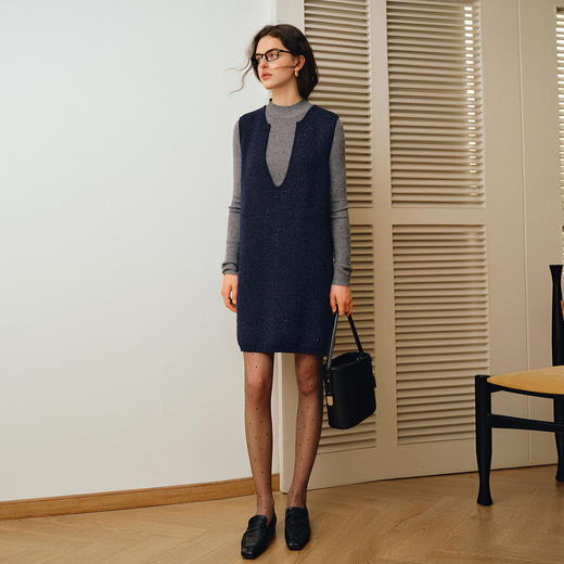 OLrain欧芮儿2025新款女秋季通勤优雅珠片深V直身毛织套头背心裙 商品图0